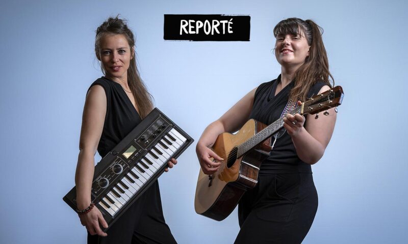 Deux femmes qui posent pour une photo