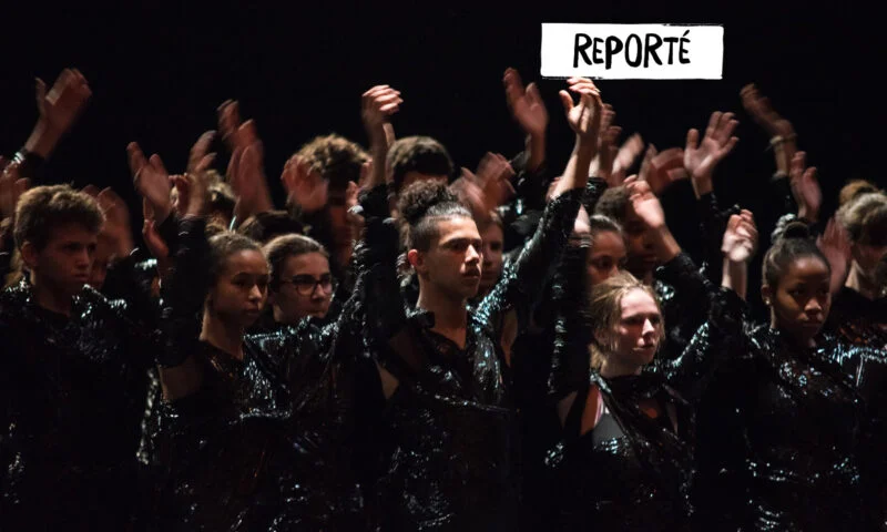 Jeune ballet urbain qui danse sur scène