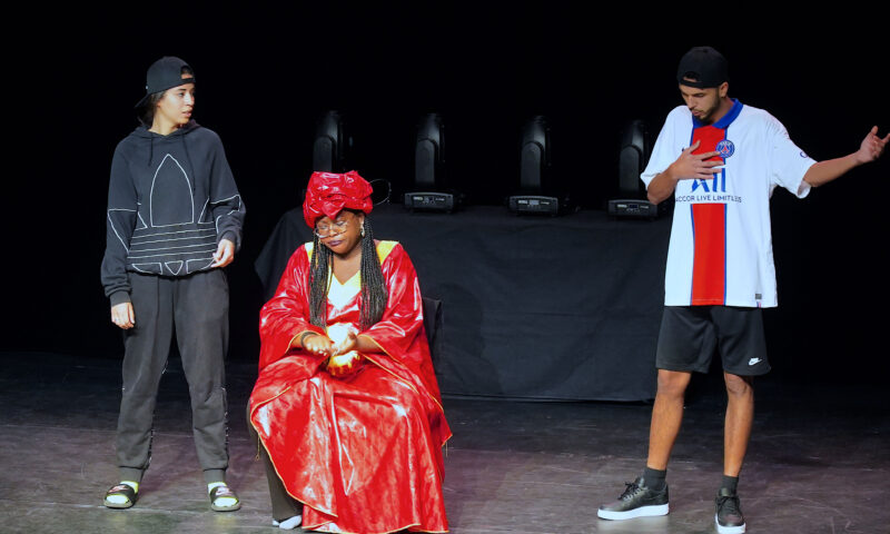 trois personnes sur une scène de théâtre - bad mama