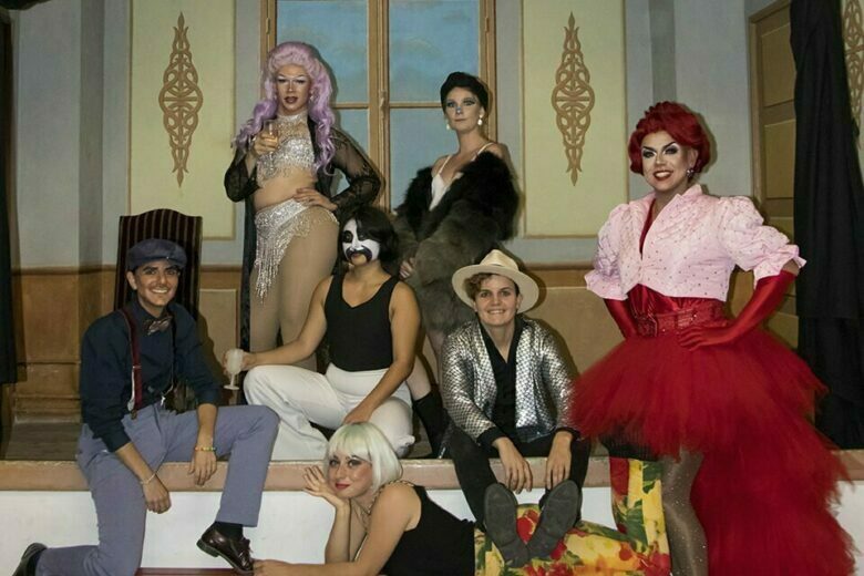 artistes après une performance drag