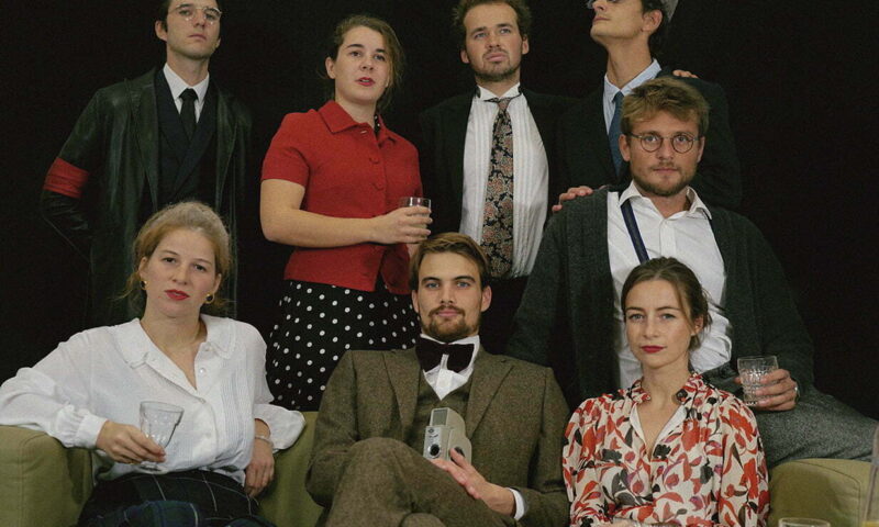 Personnes déguisé.e.s qui posent pour une photo
