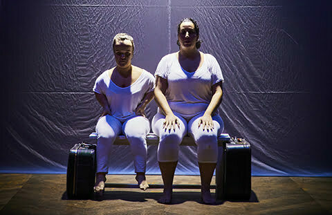 deux femmes qui posent pour une photo