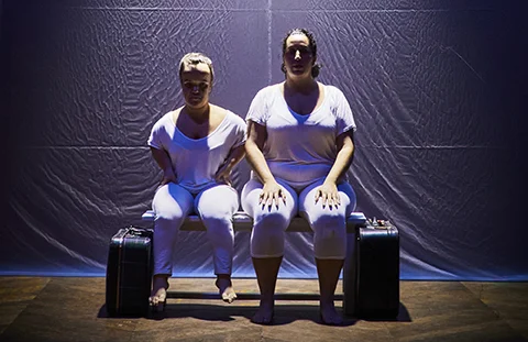 deux femmes qui posent pour une photo