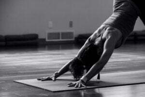personne qui fait du yoga