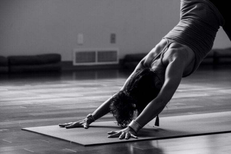 personne qui fait du yoga