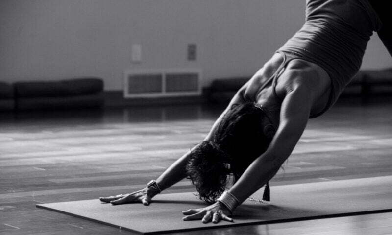 personne qui fait du yoga