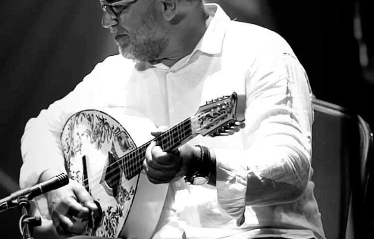 homme qui joue d'un instrument de musique