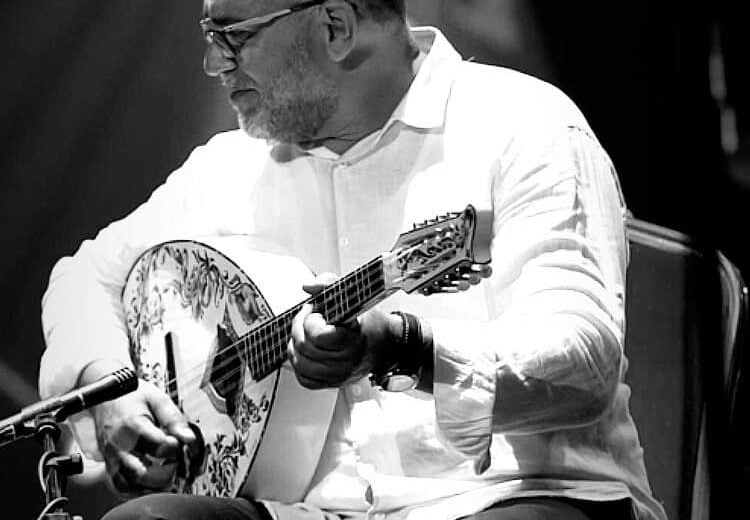 homme qui joue d'un instrument de musique