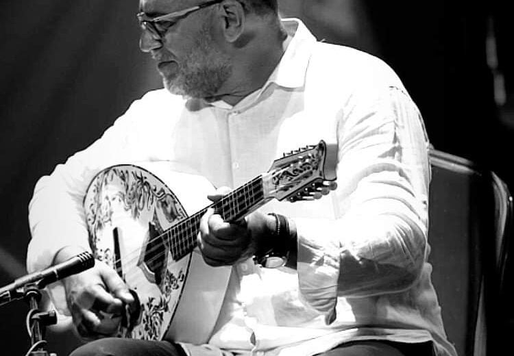 homme qui joue d'un instrument de musique