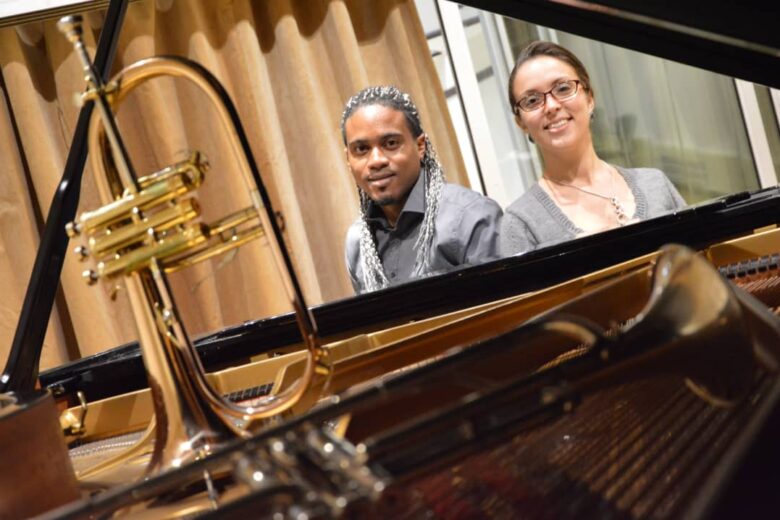 deux personnes qui posent pour une photographie devant des instruments