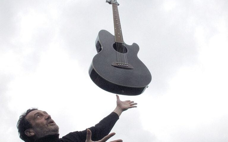 homme qui jette une une guitare en l'air
