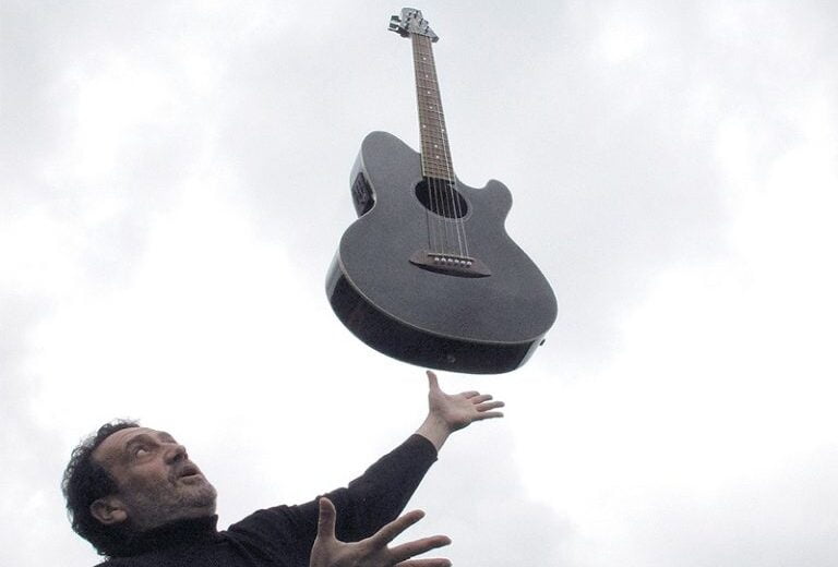 homme qui jette une une guitare en l'air