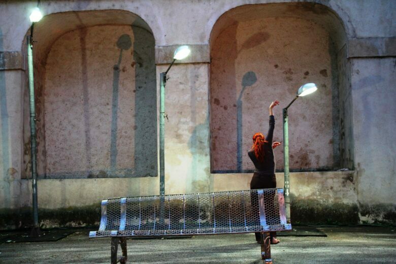 Femme qui danse sur une scène