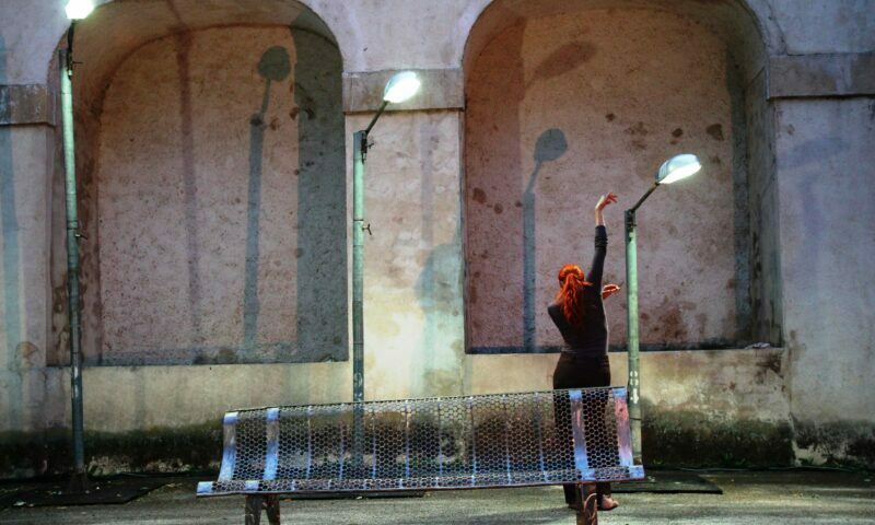 Femme qui danse sur une scène