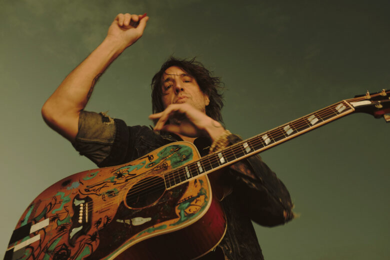Joseph Arthur avec une guitare