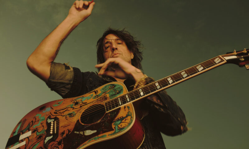 Joseph Arthur avec une guitare