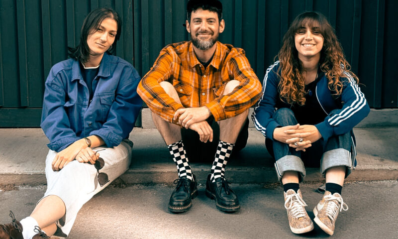 Kiledjian avec Judith Saurel et Claudine Pauly qui pose pour une photo